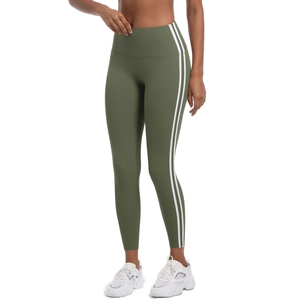 Vue détaillée du legging de yoga taille haute vert olive avec rayures blanches