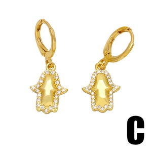 Orecchini a mano di Fatima dorati con micro-pave di zirconia su sfondo bianco