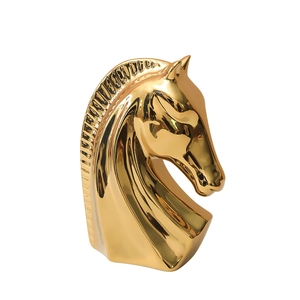 Statua moderna minimalista con testa di cavallo dorata per l'arredamento d'interni nordici