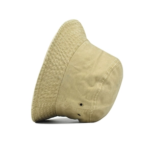 Dettaglio del cappello pescatore in cotone lavato con occhielli in metallo e cuciture