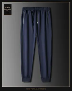 Detalle de joggers azul marino con cintura elástica, cordón y puños acanalados