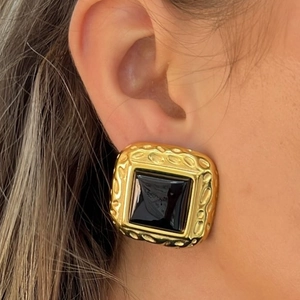Retro-Ohrringe aus gehämmertem Gold mit schwarzem Onyx für Damen am Modell gezeigt