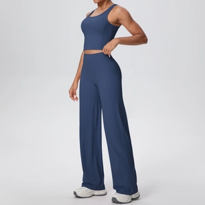 Dettaglio del set yoga blu navy con canotta slim e pantaloni a gamba larga elasticizzati