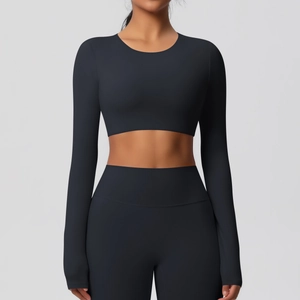 Vue de face de l'ensemble haut de sport court à manches longues et legging de yoga noir