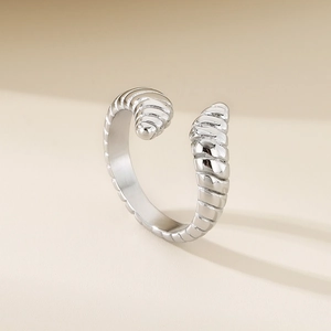 Gros plan sur la bague serpent ajustable en argent avec motif texturé de croissant
