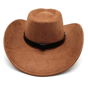 Dettaglio di cappello da cowboy in pelle scamosciata marrone con fascia in pelle nera