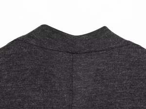 Detail des dunkelgrauen Strick-T-Shirts mit Ausschnitt-Nähten und Schulternahtqualität