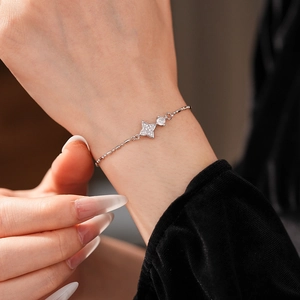 Gros plan d'un bracelet étoile en argent avec zircon sur le poignet d'une femme