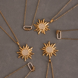 Collier doré avec pendentif soleil et zircons 5A scintillants sur fond en velours