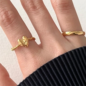 Golden 925 sterling silver hammered heart ring with twisted band and simple round ring set