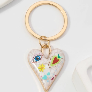 Porte-clés cœur coloré avec motifs yeux et fleurs sur fond blanc pur et net