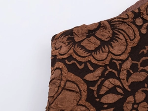 Gros plan du tissu jacquard marron avec des motifs floraux en relief pour robes