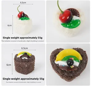 Detailansicht eines 6,5 cm großen PU-Mousse-Kuchens als Herz-Kühlschrankmagnet mit Toppings