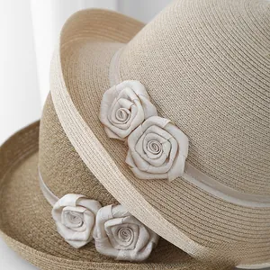 Französischer Strohhut mit eleganten Stoffrosen und Band in Beige und Dunkelbraun