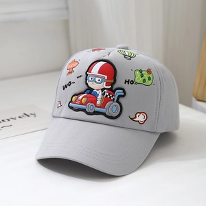 Détail d'une casquette grise pour enfant avec motif de voiture 3D et broderies