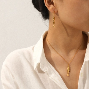 Parure élégante de collier et boucles d'oreilles pendentif poisson koi en acier doré 18k