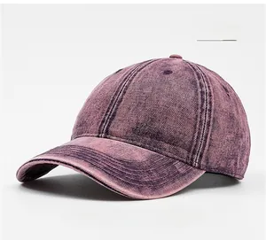 Dettaglio cappellino in denim lavato viola con trama vintage e visiera curva