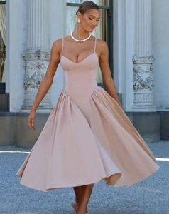 Robe midi rose nude style princesse avec bustier corset et jupe plissée volumineuse