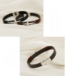 Détails des bracelets en cuir noir et marron avec breloques croix en acier inoxydable