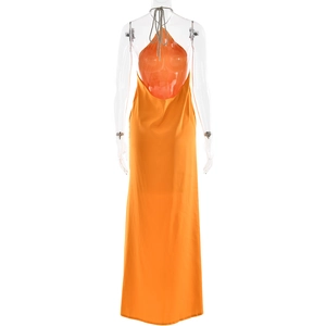 Vue arrière de la robe dos nu en satin orange avec un design élégant et une coupe slim