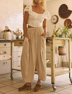 Détail du pantalon harem en lin à taille haute avec grandes poches latérales