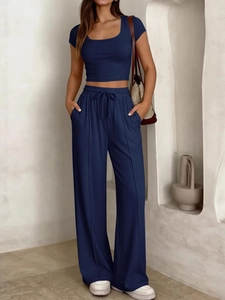 Ensemble côtelé bleu marine deux pièces avec haut à manches courtes et pantalon large
