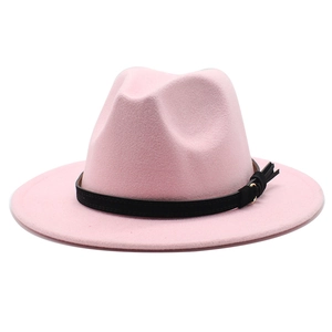 Dettaglio di un cappello fedora in lana rosa a tesa larga e nastro nero con fibbia