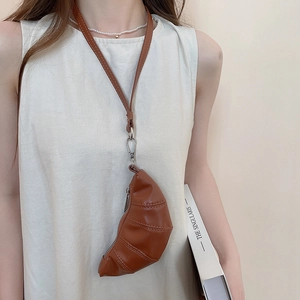 Détail d'un sac collier en forme de croissant en cuir PU marron avec fermoir argenté