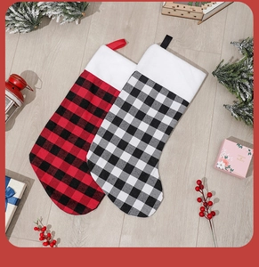 Chaussettes de Noël à carreaux rouges et noirs avec bordure en fausse fourrure blanche
