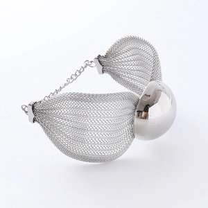 Bracciale a rete d'argento moderno con centrotavola a semisfera in metallo lucido