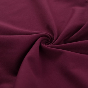 Gros plan détaillé du tissu en maille rouge foncé avec texture douce et tissage