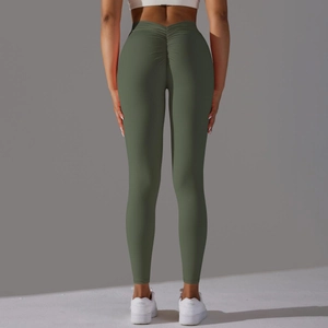 Détails du legging de yoga vert foncé avec couture push-up et texture de tissu élastique