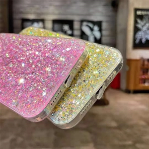 Vista detallada de la funda de teléfono brillante con recortes precisos en la parte inferior.