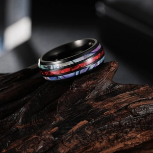 Bague en acier titane noir avec incrustation d'opale et motif nid d'abeille rouge
