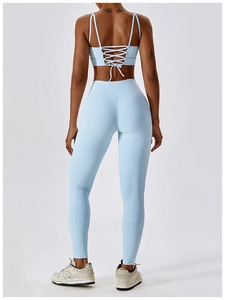 Détail du soutien-gorge de sport à dos croisé et du legging de yoga côtelé taille haute bleu