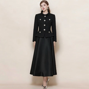 Ensemble élégant avec veste en tweed noire et jupe longue en satin au style chic