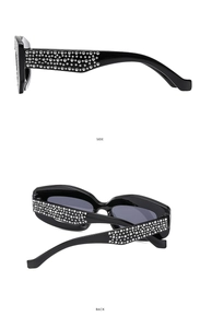 Detailansicht einer schwarzen Sonnenbrille mit Strasssteinen an den Bügeln in verschiedenen Ansichten