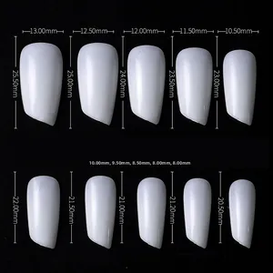 Gedetailleerde maattabel met 10 afmetingen van kunstnagels op zwarte achtergrond