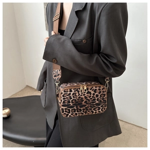Borsa a tracolla alla moda con stampa leopardata e doppia cerniera indossata da una modella