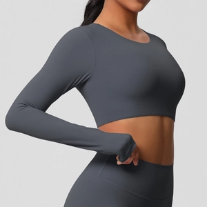 Gros plan du haut de yoga gris anthracite en tissu brossé de qualité et finition mate