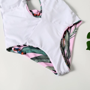 Dettaglio del costume da bagno tropicale con motivi di pappagalli e foglie di palma