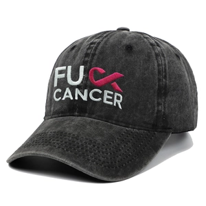 Dettaglio del ricamo FU CANCER con nastro rosa su cappellino in cotone grigio antracite