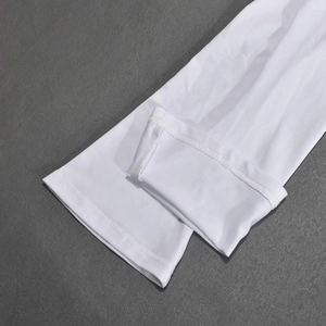 Gros plan sur la texture du tricot blanc avec coutures professionnelles et détails de points