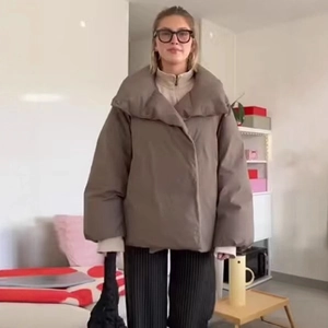 Doudoune courte marron foncé pour femme avec grand col à revers et coupe décontractée