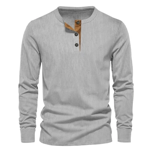 Detail eines grauen Henley-Shirts mit brauner Kontrastleiste und schwarzen Knöpfen