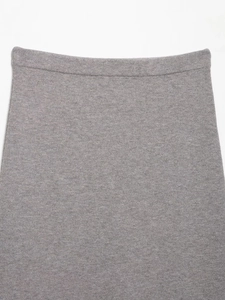 Détails de la maille grise et de la couture de la taille sur cette jupe midi tricotée