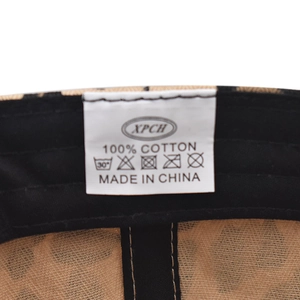 Détail macro de l'étiquette de lavage intérieure et du tissu 100% coton de la casquette