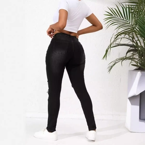 Jean skinny noir déchiré pour femme vue de dos montrant la coupe ajustée et élastique