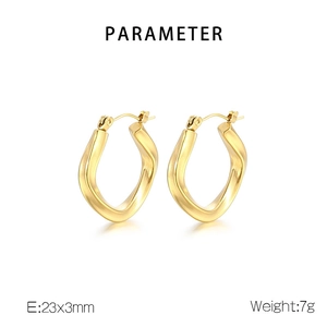 Détail des créoles torsadées en plaqué or 18K avec texture brossée et dimensions de 23x3mm