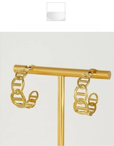 Macro detail of 18K gold plated chain-link C-shape hoop earrings on a display stand